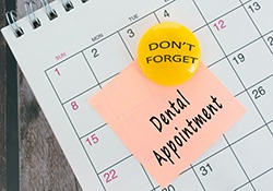 Sticky note on calendar, reminding of dental appointment